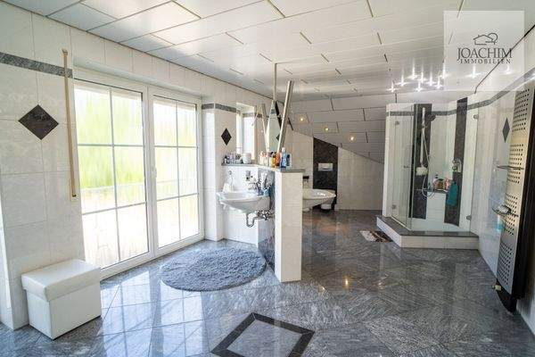 Großzügiges Badezimmer