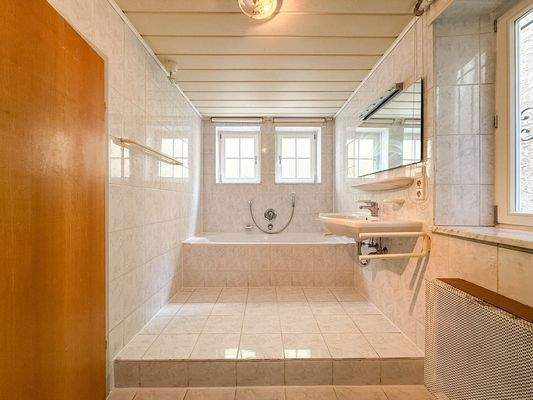 EG Badezimmer mit Wanne