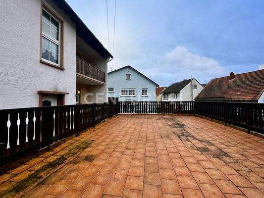 Große Terrasse mit viel Platz zum Entfalten