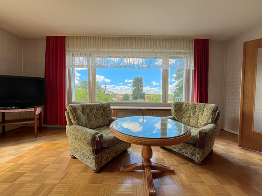 Wohnzimmer mit unterbautem Ausblick