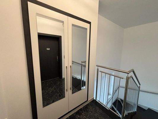 Stiegenhaus OG Wohnungseingang