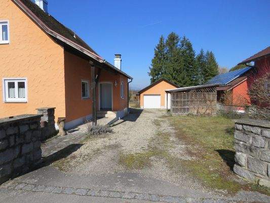 geschotterte Zufahrt 