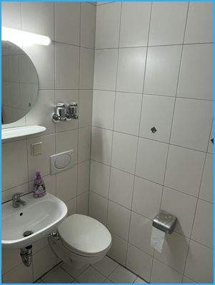 modernes helles Duschbad