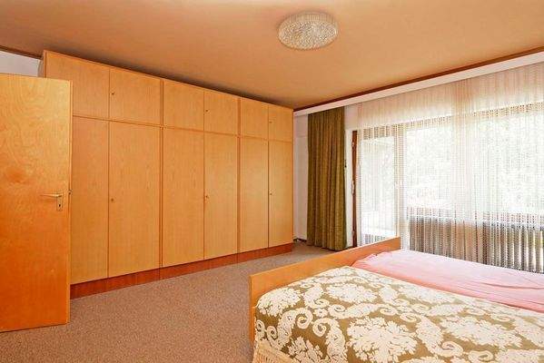 Schlafzimmer mit Platz für einen großen Schrank