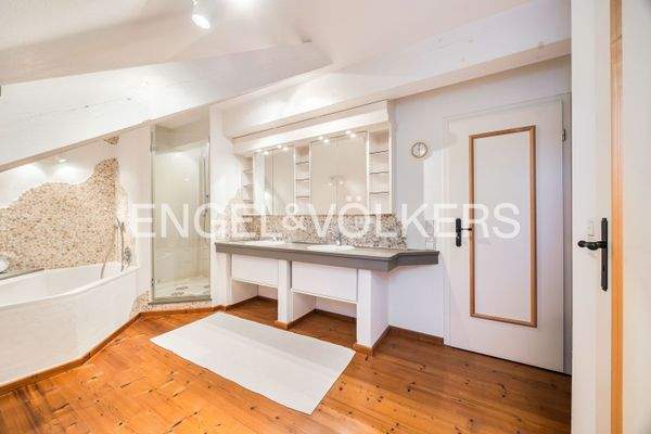 Zeitlos elegantes Badezimmer mit direkter Anbindung ans Schlafzimmer