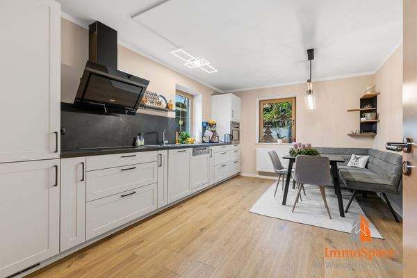 Exklusive Küche und Essbereich im Neubau