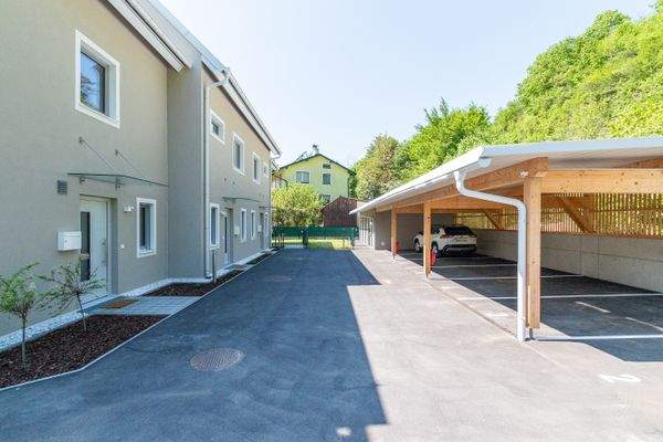 Parkplatz mit Carport