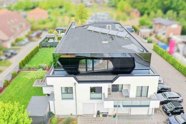 1 Außenansicht bei Tag