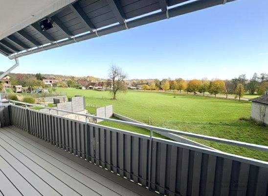 Großer Balkon mit Aussicht ins Grüne 