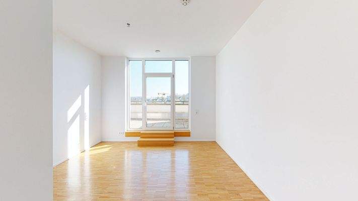 Schlafzimmer mit bodentiefen Fenstern (Musterwohnung)