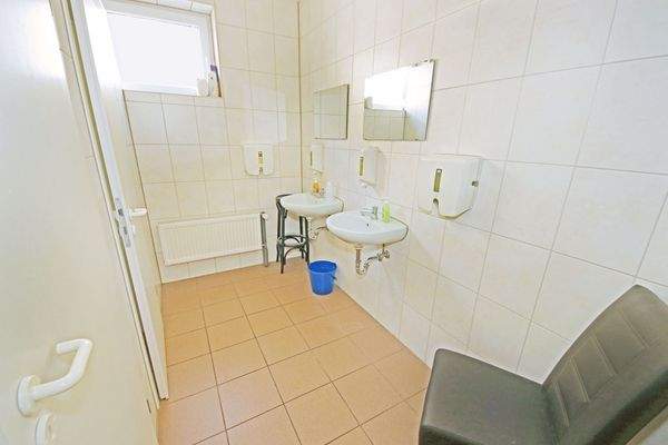 Damen-WC im EG