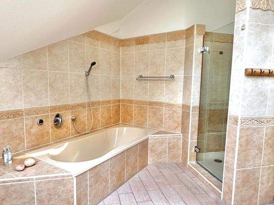 Das geräumige Vollbad im Obergeschoss