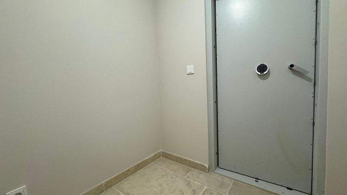 Tresorraum im Untergeschoss mit Belüftung und Stro