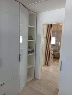 Blick vom Schlafzimmer OG in Bad mit Sauna.jpg