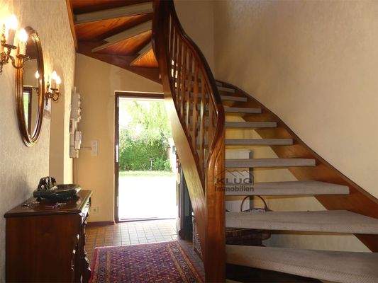 Eingangsdiele mit Treppe zum O