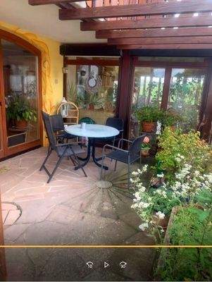 Terasse von Straßenseite gesehen