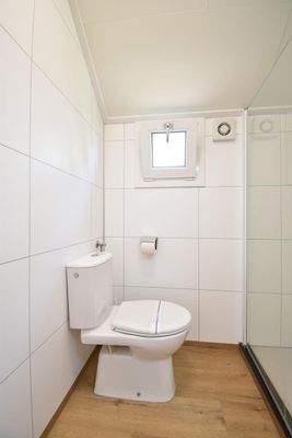 chalet-kaufen-arnhem-badezimmer-waschbecken-spiegel-modern-2025.webp004