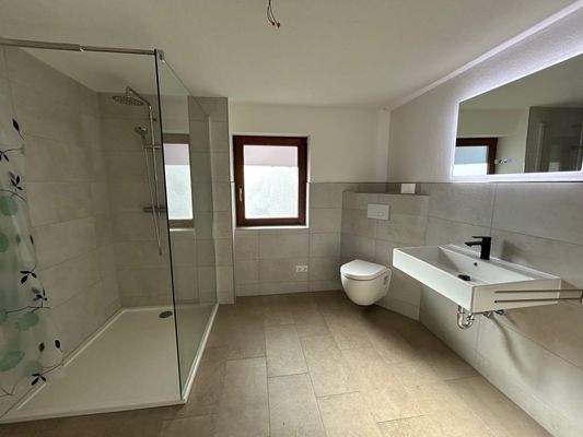 Bad mit Walk in Dusche im Erdgeschoss
