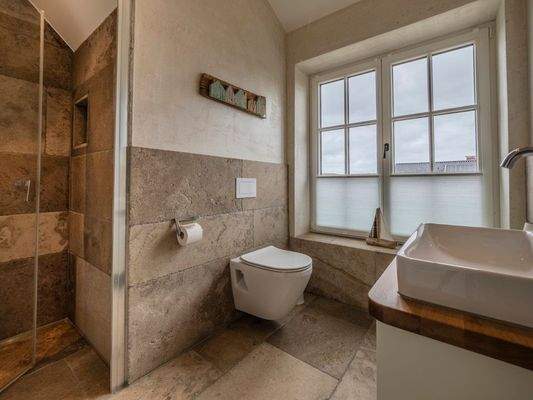 Große Natursteinfliesen im Badezimmer 