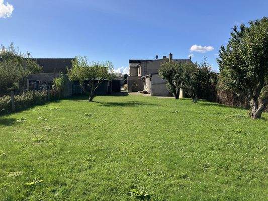 Garten mit Rückseite Haus