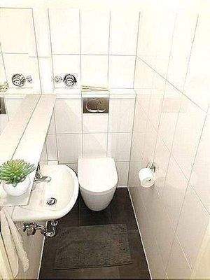 separate Toilette mit elektr. Lüftung 