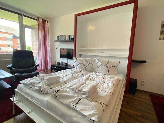 ... platzsparendem Schrankbett