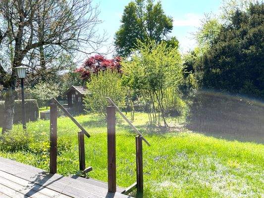 9 Blick von der Terrasse Richtung Garten - Vorgeschmack auf den Sommer.JPEG