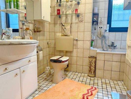 + Wannenbad, auch mit Fenster.