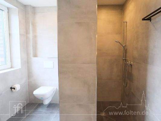 Bad mit Wanne und Dusche im OG