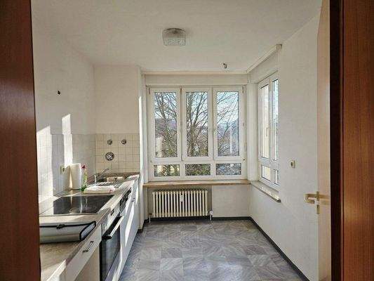 Küche, hell und freundlich durch Eck-Fenster