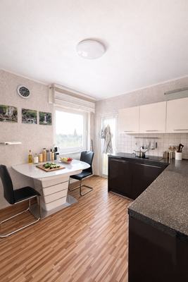 Einbauküche mit elektr. Geräten