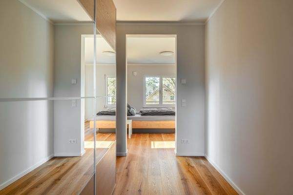 Blick von der Ankleide ins Schlafzimmer