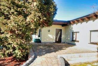 Empfangsbereich mit Vorgarten