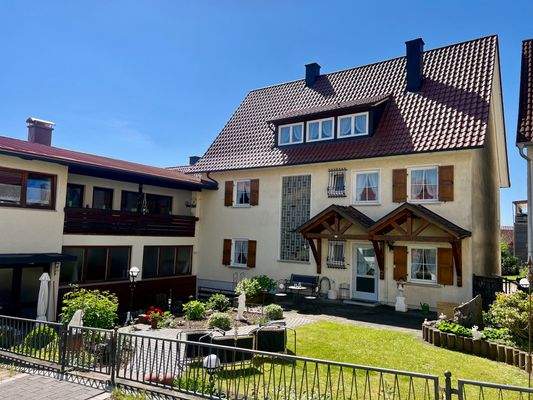 Rückansicht mit wunderschönem Garten