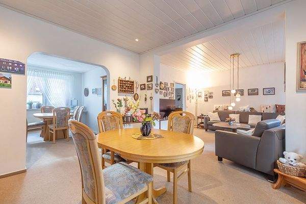 Wohnzimmer, von dem das Schlafzimmer abgeht