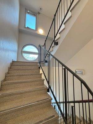 Treppenhaus mit Fenster