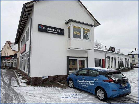 Seitenansicht mit Stellplätzen