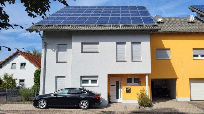 5 Front mit Garage und Stellplatz.JPG