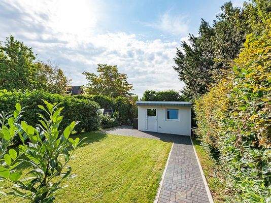 privater Garten mit Gartenhaus