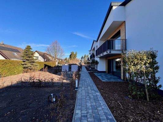 Rückseite mit Blick in die Gärten