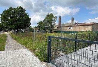 Grundstück rechte Seite.JPG