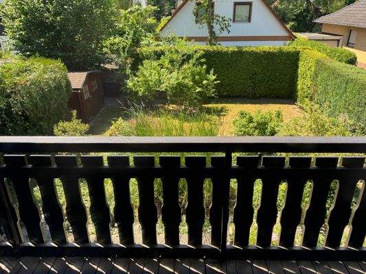 Blick vom Balkon in den Garten