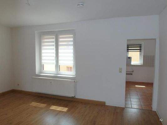 Zimmer 1: Wohnbereich, Zugang zur Küche