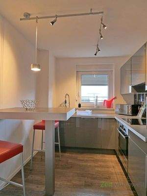 moderne Küche mit hohem Esstisch