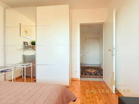 Schlafzimmer Kasten - Blick in zentralen Vorraum