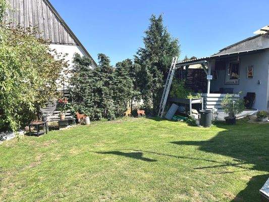 große Gartenfläche auf der Nordseite