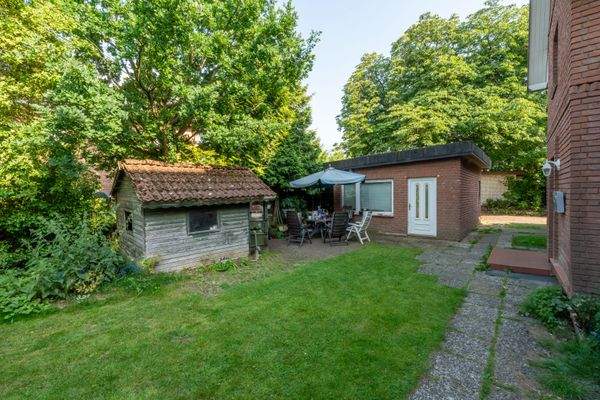 Schuppen mit kleiner Terrasse