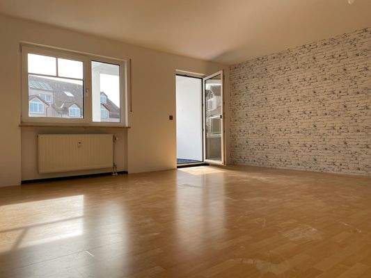 Wohnzimmer mit Zugang zum Balkon