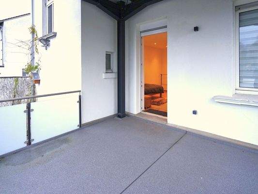 Mit großem, überdachten Balkon