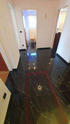 Eingangsbereich mit großformatigen Fliesen